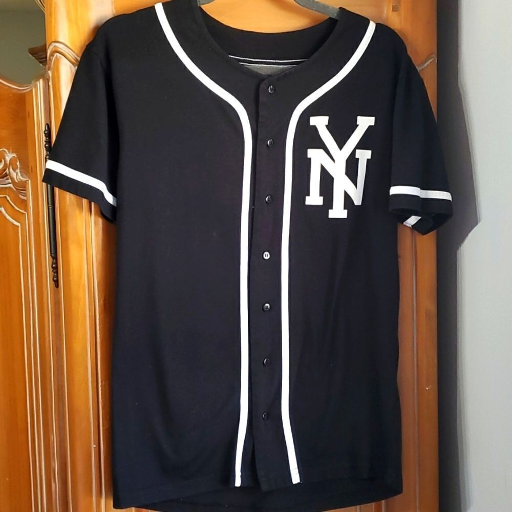 NEW YORK Yankees‎ black short sleeves shirt.  Size small petite.